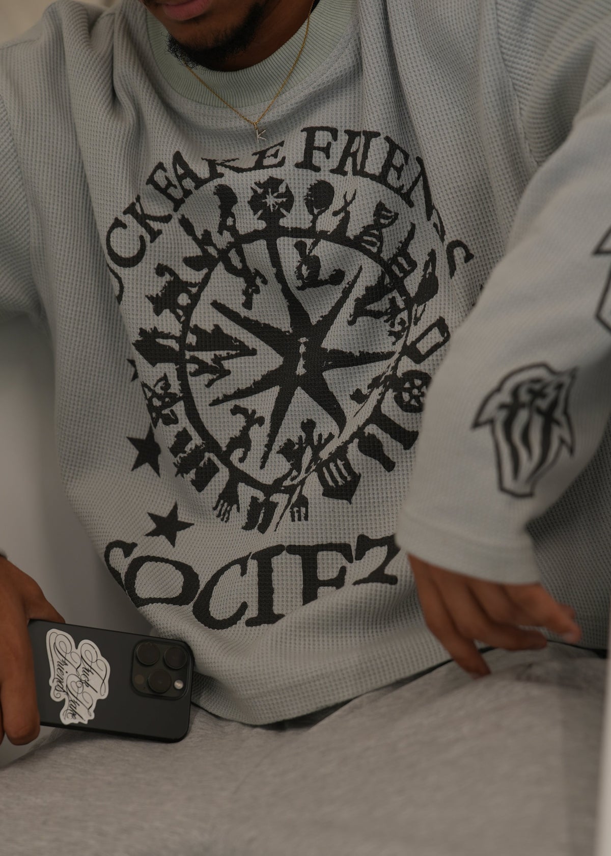Détail du motif Society sur la longsleeve grise