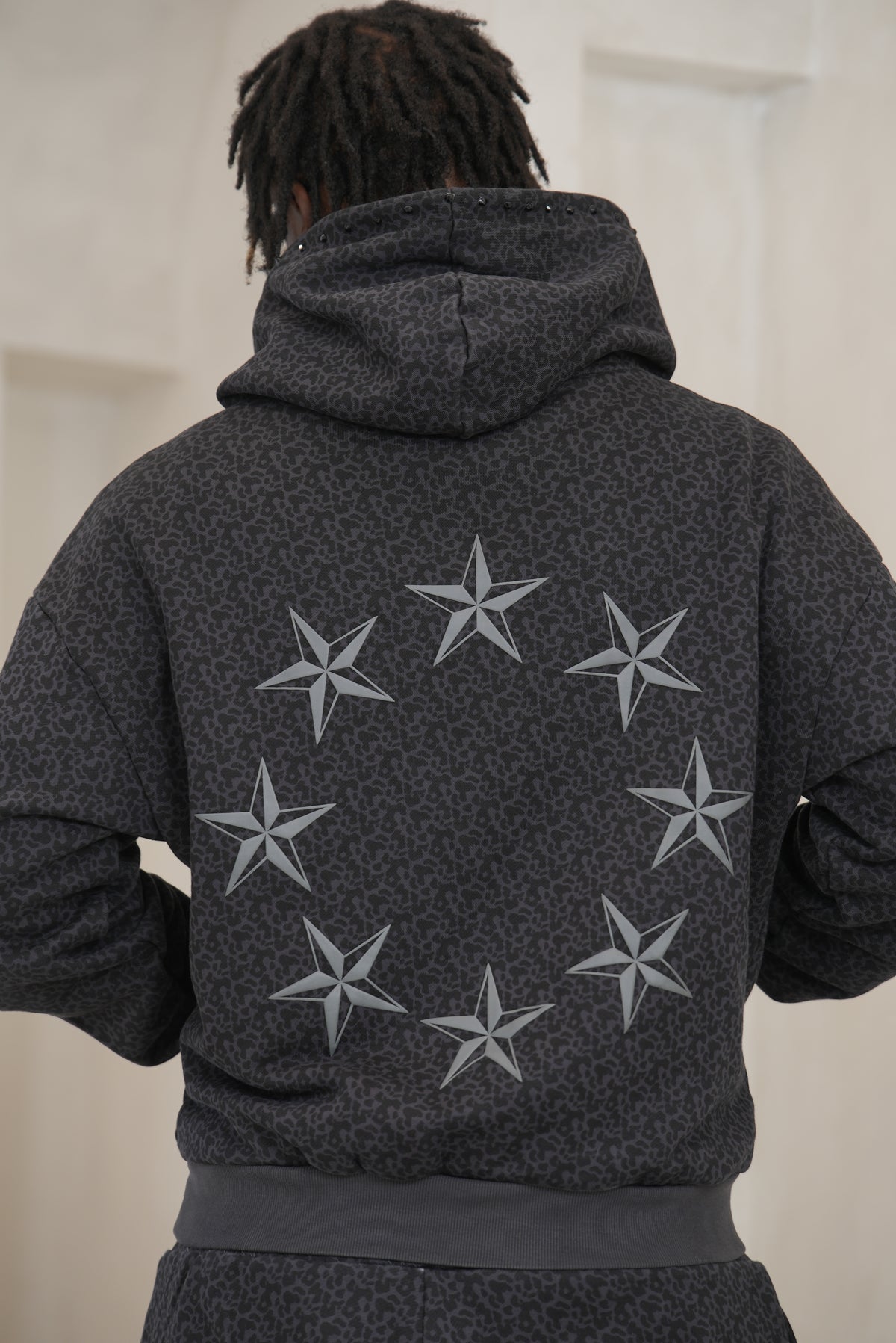 Windbreaker vu de dos, étoiles sur le dos